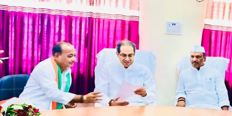 माजी आमदार प्रा.राजु तिमांडे यांनी घेतली उद्धव ठाकरे यांची भेट घेऊन केली चर्चा.