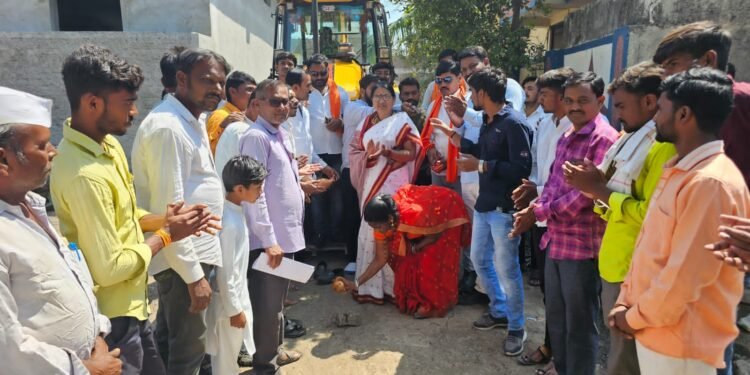 मंठा शहराच्या विकास कामांसाठी निधी कमी पडू देणार नाही: उदयसिंह बोराडे, दलित वस्तीतील १० लक्ष रस्त्यांच्या सिमेंट रोड कामाचे शुभारंभ.