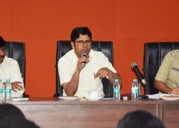 लोकसभा निवडणुकीच्या अनुषंगानेजिल्हाधिकाऱ्यांनी घेतला कायदा व सुव्यवस्थेचा आढावा.