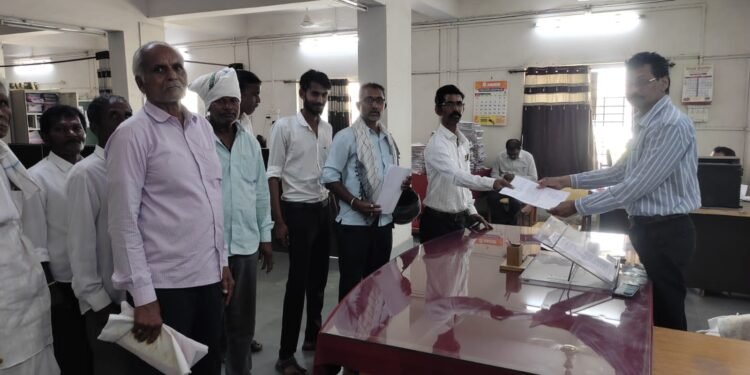 काचनगांव व तिवसडी रस्त्याची शिव मोकळी करून द्यावी शेतकर्यांची तहसीलदार यांना निवेदनातुन मागणी.