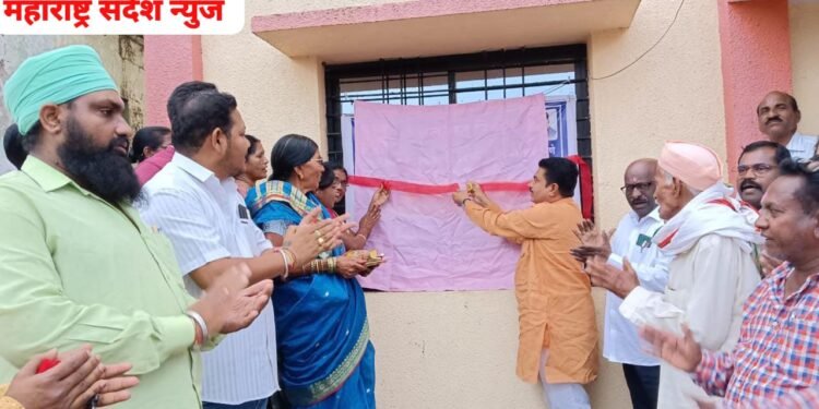 गोंडपिपरी तालुक्यातील करंजी येथे माजी जि.प अध्यक्ष देवराव भोंगळे यांच्या हस्ते संरक्षण भिंत बांधकामाचे भुमिपुजन.