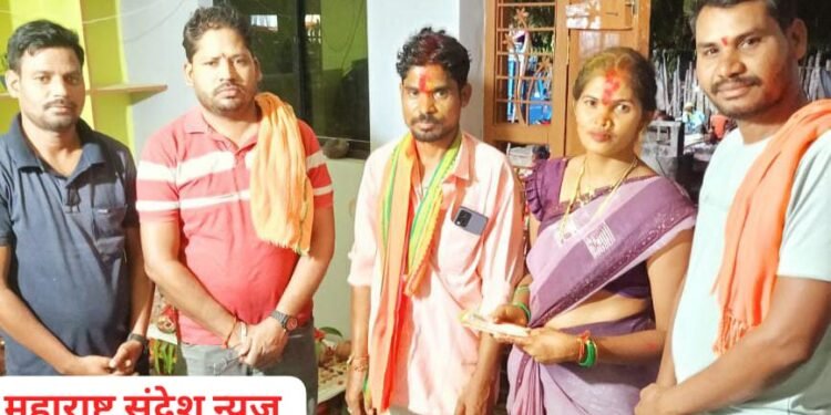 खांदला येथील सामाजिक कार्यकर्ते सुरेश पेंदाम यांच्या गृहप्रवेश कार्यक्रमाला पत्रकारांची भेट.