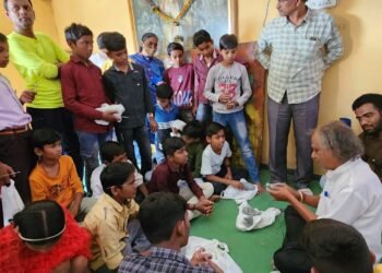 निसर्ग साथी फाउंडेशनची चिमणी शिल्प कार्यशाळा, २० मार्च जागतिक चिमणी दिवसा निमित्त राष्ट्रीय चित्रकार हरिहर पेंदे यांचे मार्गदर्शन.