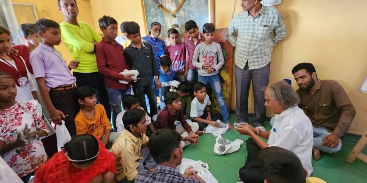 निसर्ग साथी फाउंडेशनची चिमणी शिल्प कार्यशाळा, २० मार्च जागतिक चिमणी दिवसा निमित्त राष्ट्रीय चित्रकार हरिहर पेंदे यांचे मार्गदर्शन.