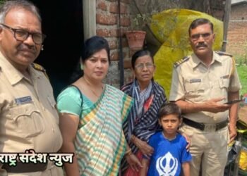 दक्षता समितीच्या सुनीता येरणे व पोलिसांनी मोहित ला केले सुखरूप परिवाराकडे केलं सुपूर्द.