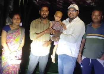 मेश्राम परिवाराच्या नवस कार्यक्रमाला संदीप कोरेत उपस्थित राहून दिले बालिकेस दिला शुभ आशीर्वाद.