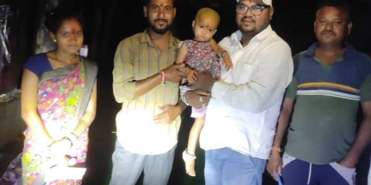 मेश्राम परिवाराच्या नवस कार्यक्रमाला संदीप कोरेत उपस्थित राहून दिले बालिकेस दिला शुभ आशीर्वाद.