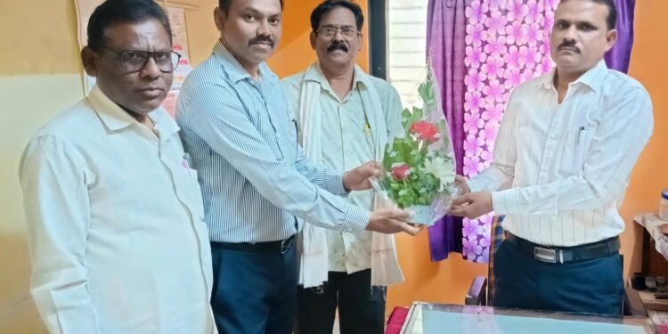 हिवताप अधीक्षक दीपक इंगळे यांचा सत्कार व्हाईस ऑफ मिडिया आरोग्य विंगचे जिल्हा समन्वयक उमेश इंगळे यांच्या हस्ते सत्कार.