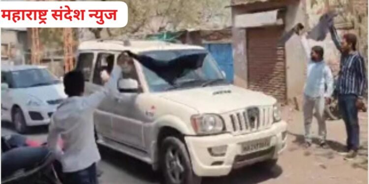 भाजपा नेत्या पंकजा मुंडे यांच्या गाडीला मराठा आंदोलकांनी दाखवले काळे झेंडे.