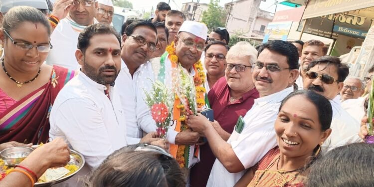 आरमोरी येथे महाविकास आघाडीचे लोकसभेचे उमेदवार डॉ. नामदेवराव किरसान यांचे जंगी स्वागत व सत्कार