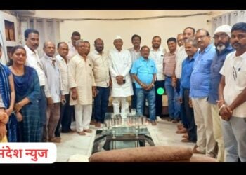 चार्मोशी येथे काँग्रेस इंडिया आघाडीचे उमेदवार डॉ. नामदेव किरसान यांनी घेतली कार्यकर्त्यांची भेट.