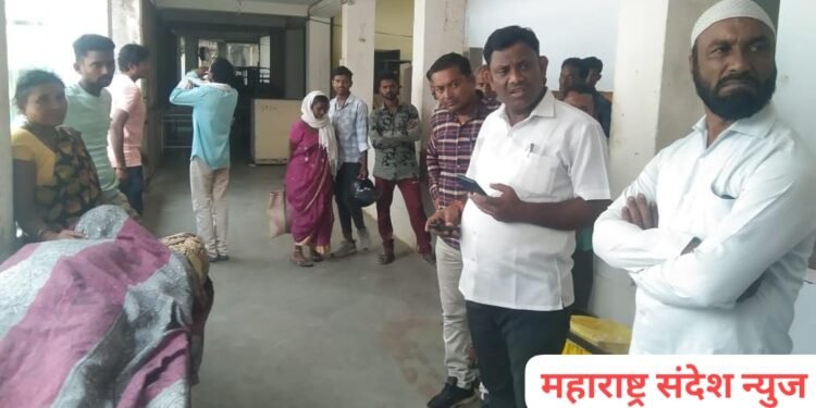 सर्पदंशाने मृत पावलेल्या इसमाच्या कुटुंबाला काँग्रेस नेते कंकडालवार यांनी केली आर्थिक मदत.