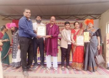 हिरडव येथे संपन्न झालेल्या मराठी साहित्य संमेलनात पुरस्काराचे वितरण.
