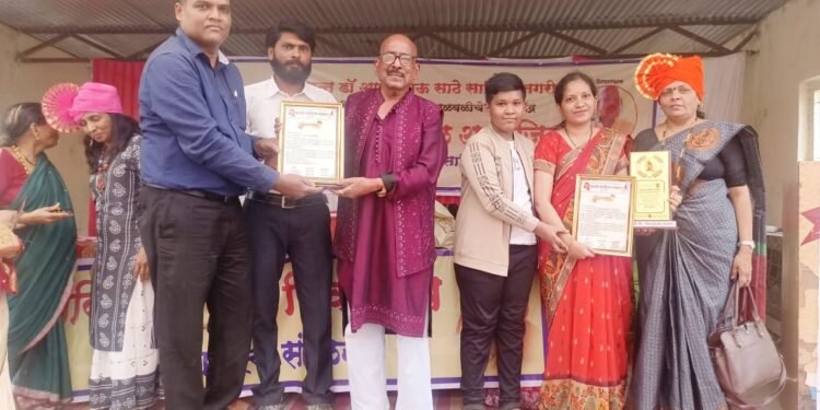 हिरडव येथे संपन्न झालेल्या मराठी साहित्य संमेलनात पुरस्काराचे वितरण.