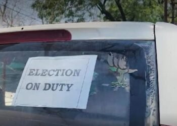 वर्धेत निवडणुक विभागाच्या कामावरील गाडीवर चक्क कमळाचे चिन्ह ठाकरे गटाकडून पोलिसात तक्रार दाखल.