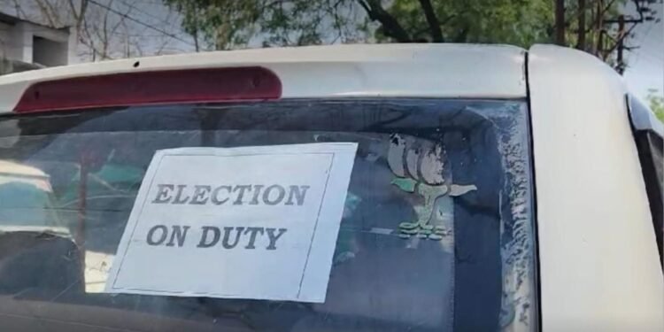 वर्धेत निवडणुक विभागाच्या कामावरील गाडीवर चक्क कमळाचे चिन्ह ठाकरे गटाकडून पोलिसात तक्रार दाखल.