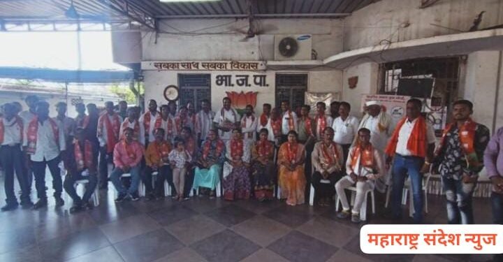 हिंगणघाट शहरातील शिवसेनेचे माजी जिल्हा उपाध्यक्ष शंकरराव झाडे यांचेसह शेकडो महिला व पुरुष कार्यकर्त्यांनी केला भाजपात प्रवेश.