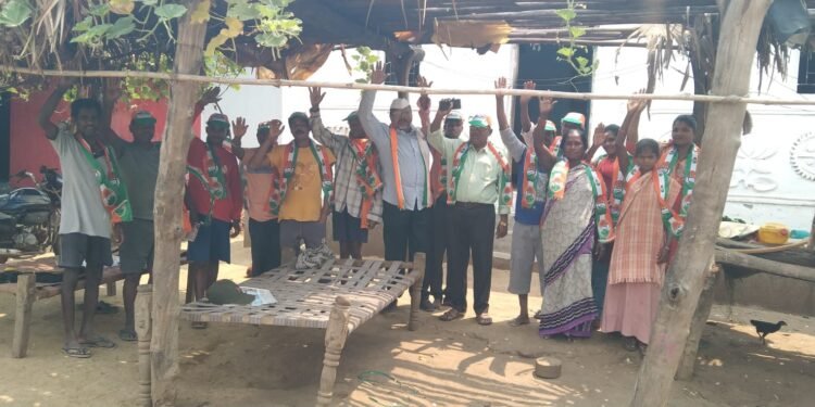 महाविकास आघाडीचे उमेदवार डॉ. नामदेव किरसान यांच्या प्रचारार्थ अतिदुर्गम अविकसीत येलचिल येते जोरदार प्रचार.