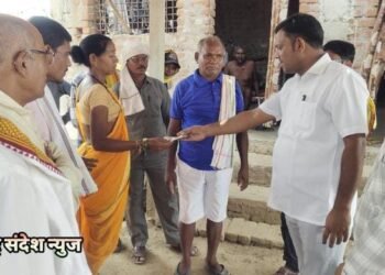 महागाव येथील मेश्राम परिवाराला काँग्रेस नेते अजय कंकडालवार यांनी केली आर्थिक मदत.