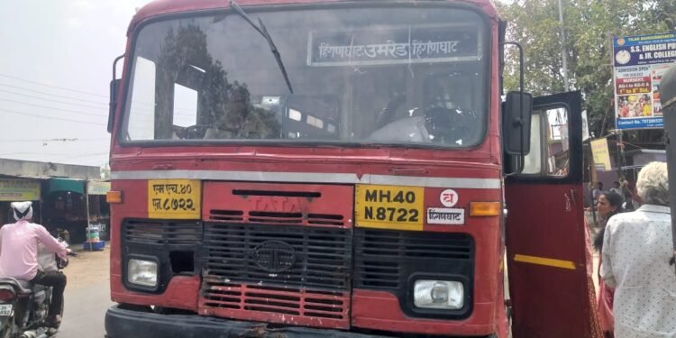 एसटी बस महिला वाहकाशी एका शिक्षकाची हुज्जतबाजी शिक्षकावर गुन्हा दाखल करा वाहकाची पोलिसात मागणी.