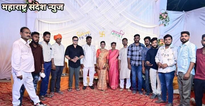 तोगरवार परिवार यांच्या विवाह स्वागत समारंभ कार्यक्रमाला माजी राज्यमंत्री राजे अम्ब्रिशराव महाराज यांची विशेष उपस्थिती.