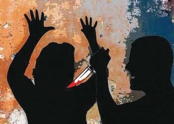 मुंबईत: पत्नी मोबाईल वर बोलते म्हणून पतीने पत्नीवर केला चाकूने सपासप वार.