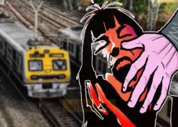 मुंबईत चक्क धावत्या लोकल ट्रेनमध्ये अल्पवयीन मुलीचा विनयभंग.