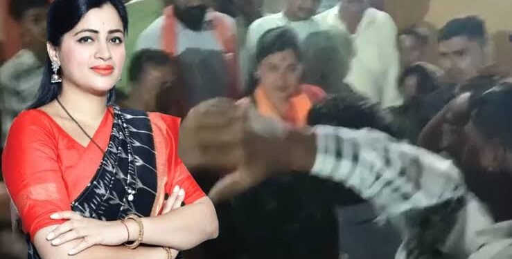 नवनीत राणा समोर ‘यावेळी मोदींना घरी पाठविणार शेतकऱ्याचा घोषणा’, नवनीत राणा चांगल्याच संतापल्या.