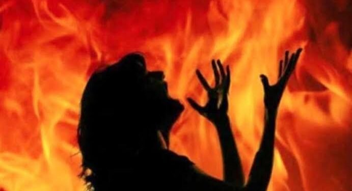 6 महिन्याचा गर्भवती पत्नीला नराधम पतीने जिवंत जाळले, पोटात असलेल्या जुळ्यासह पत्नीचा मृत्यू.