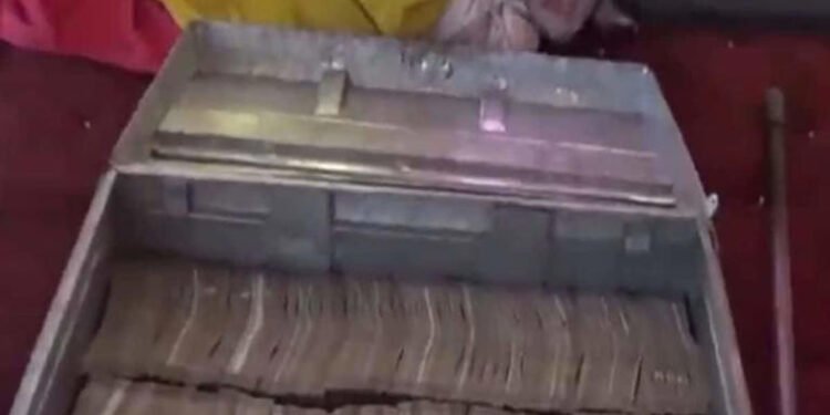 बीड लोकसभा निवडणुक जोरदार वळणावर असताना पोलिसांनी कोट्यवधी रुपयांची रक्कम केली जप्त.