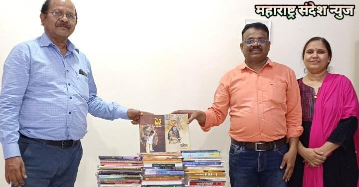 मारोतराव नारायणे स्मृती प्रतिष्ठानच्या वतीने श्रेयस वाचनालयाला 30 हजार रुपये किंमतीची पुस्तके भेट.