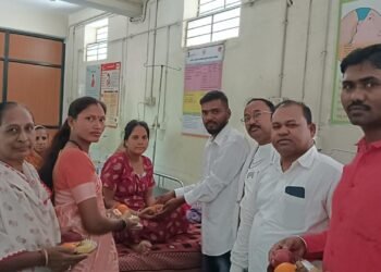 १ मे महाराष्ट्र दिवस व कामगार दिवसानिमित्य महाराष्ट्र नवनिर्माण सेनेच्या वतीने फळ वाटप.