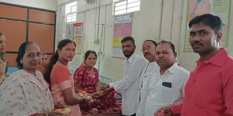 १ मे महाराष्ट्र दिवस व कामगार दिवसानिमित्य महाराष्ट्र नवनिर्माण सेनेच्या वतीने फळ वाटप.