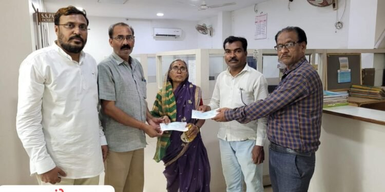 हिंगणघाट: गिमाटेक्स वणी युनिटच्या दिवंगत कामगाराच्या कुटुंबीयांना मदतीचा हात.