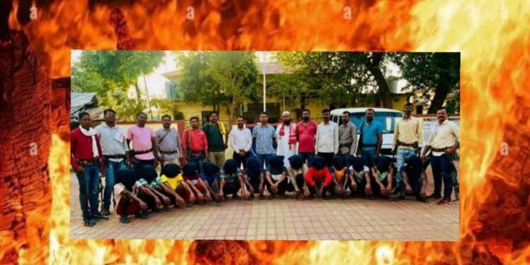 गडचिरोली: जादुटोण्याच्या संशयावरुन दोघांना पेट्रोल टाकून जिवंत जाळले, पोलीसांनी 14 जणांना ठोकल्या बेड्या.