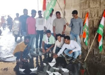 बल्लारपूर येथे युवक काँग्रेसने अनोखे आंदोलन करून केला निषेध.