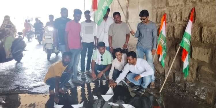 बल्लारपूर येथे युवक काँग्रेसने अनोखे आंदोलन करून केला निषेध.