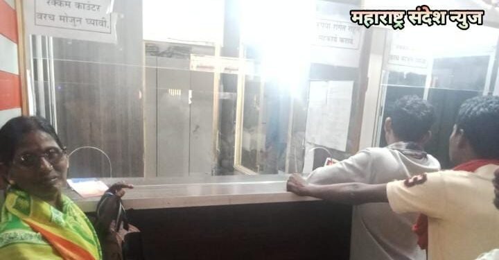 बँकेचा बोगस कारभार, कर्मचारी नसल्याने भर उन्हाळ्यात सहन करावा लागत आहे ग्राहकाना नाहक त्रास.