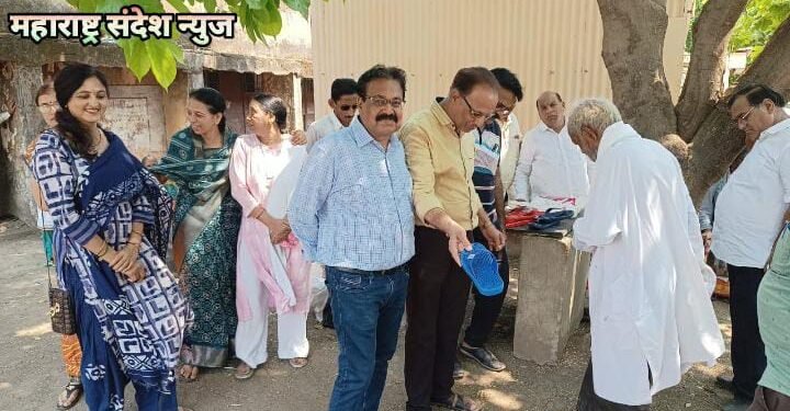 अक्षय तृतीया व परशुराम जयंती निमित्त गरजूंना चप्पल व दुपट्टाचे वितरण, नारायण सेवा मित्र परिवाराचा सेवाभावी उपक्रम.