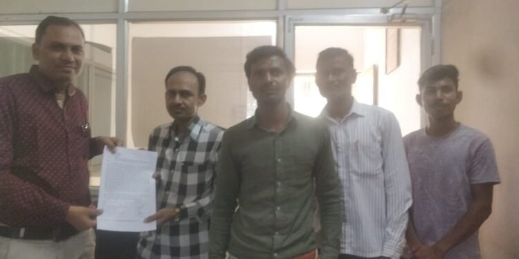 हिंगणघाट शहरात बेवारस कुत्र्यांची जनतेत दहशत ! उपाययोजना करण्याबाबत न. पा मुख्याधिकारी यांना निवेदन.