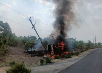 हिंगणघाट तालुक्यात टिप्परचा भीषण अपघात, टिप्पर जळून खाक, विद्युत विभागाचे लाखाचे नुकसान.