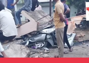 अंबाजोगाई तालुक्यात वादळी वाऱ्यामुळे सिमेंट काँक्रीटची कमान कोसळली; कारचा चुराडा, दोन अभियंता थोडक्यात बचावले.