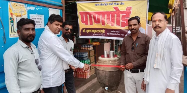 गोंडपिपरीत पारंपारिक रांजणातून पाणपोई सुरू: भूषण फुसे यांचा पुढाकार; शुद्ध आणि थंड पाण्याची सोय.