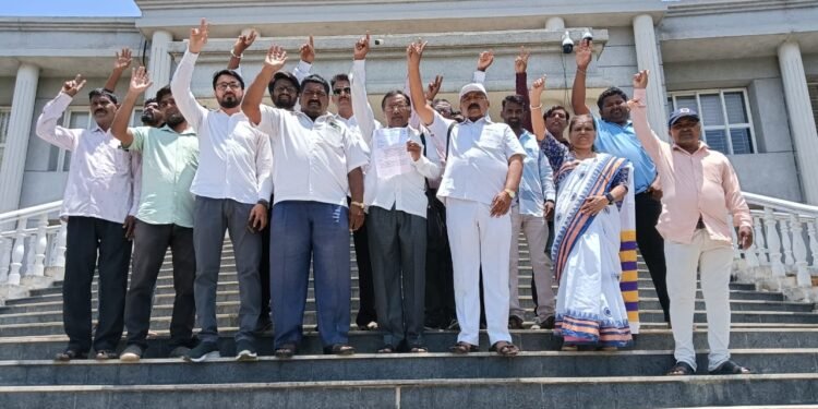 डॉ.बाबासाहेब आंबेडकर यांच्या फोटो फाडल्या प्रकरणी, शालेय पाठ्यपुस्तकात मनुस्मृतीचा व वैदिक श्लोकांचा समाविष्ट करणाऱ्या विरुद्ध देशद्रोहाचा गुन्हा दाखल करा.