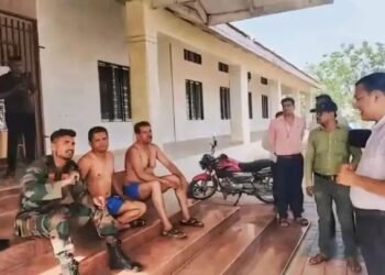 नाशिक: प्रमाणपत्रासाठी ग्रामसेविकेने उघडपणे मागितली लाच, जवानाचे अंगावरचे कपडे काढून गांधीगिरी.