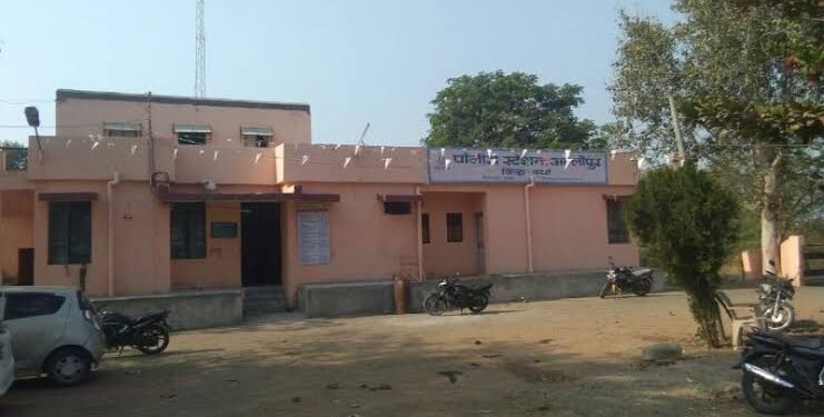 वर्धा नदीच्या कापसी घाटावर अवैध वाळूची वाहतूक करणाऱ्या ट्रॅक्टर सह 5 लाख रुपये किंमतीची मुद्देमाल जप्त.