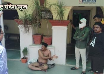 गुलाब ताकतोडे यांचे नग्न आंदोलन, भरउन्हात काटोल नगरपरिषद समोर बसले उपोषणाला.