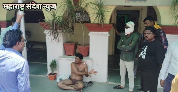 गुलाब ताकतोडे यांचे नग्न आंदोलन, भरउन्हात काटोल नगरपरिषद समोर बसले उपोषणाला.