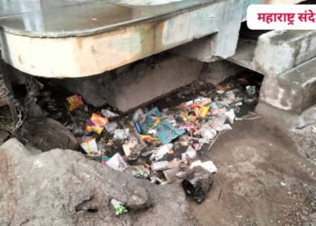 अकोला शहरात पावसाळ्याच्या तोंडावर, नाले मात्र ‘ब्लॉक’च, नालेसफाई अद्याप कागदावर.