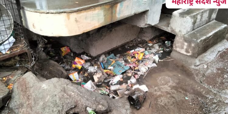 अकोला शहरात पावसाळ्याच्या तोंडावर, नाले मात्र ‘ब्लॉक’च, नालेसफाई अद्याप कागदावर.